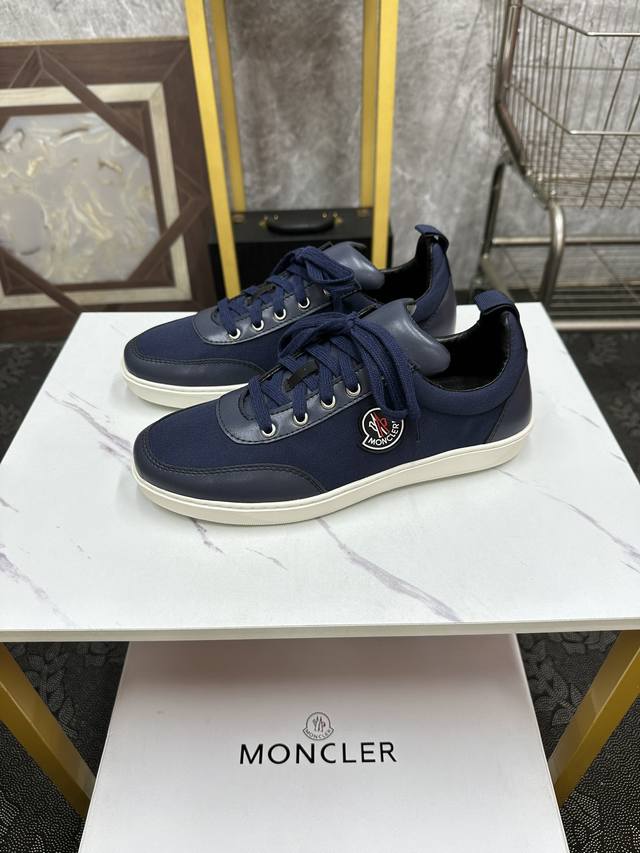 Moncler 休闲运动鞋，头层牛皮搭进口网布面料柔软舒适透气 一脚蹬设计理念合脚大气 真头层羊皮内里透气 橡胶大底耐磨防滑舒适度非常不错size:38-46